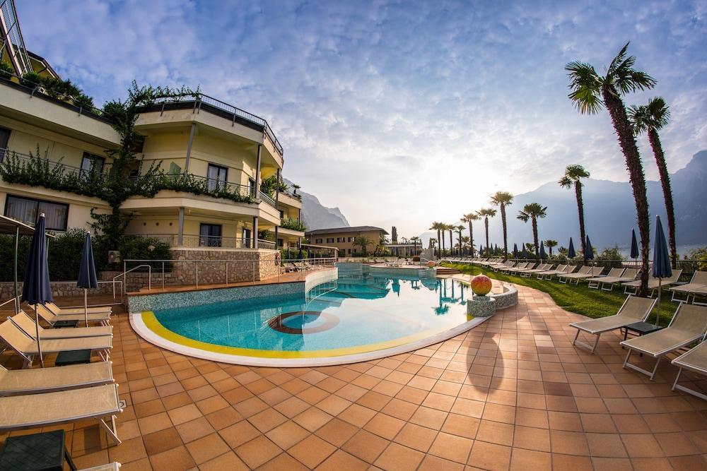Hotel Royal Village Limone sul Garda Esterno foto