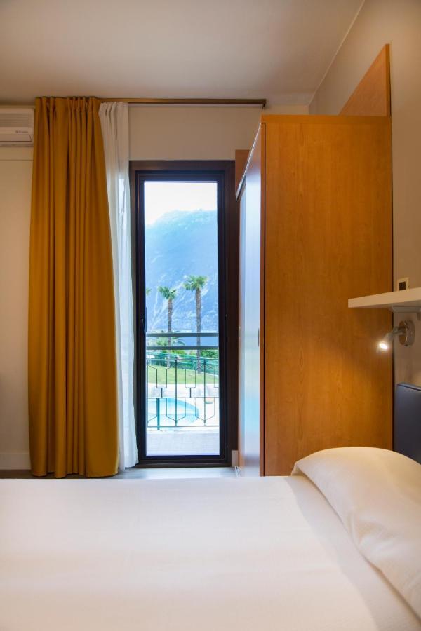Hotel Royal Village Limone sul Garda Esterno foto