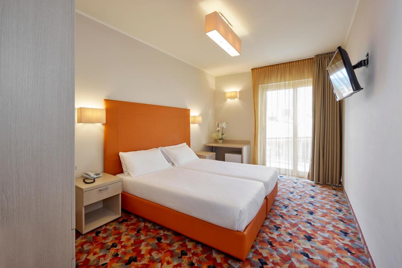 Hotel Royal Village Limone sul Garda Camera foto