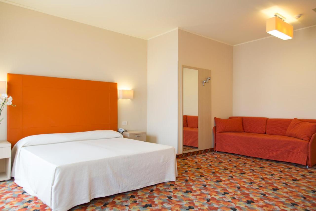 Hotel Royal Village Limone sul Garda Camera foto