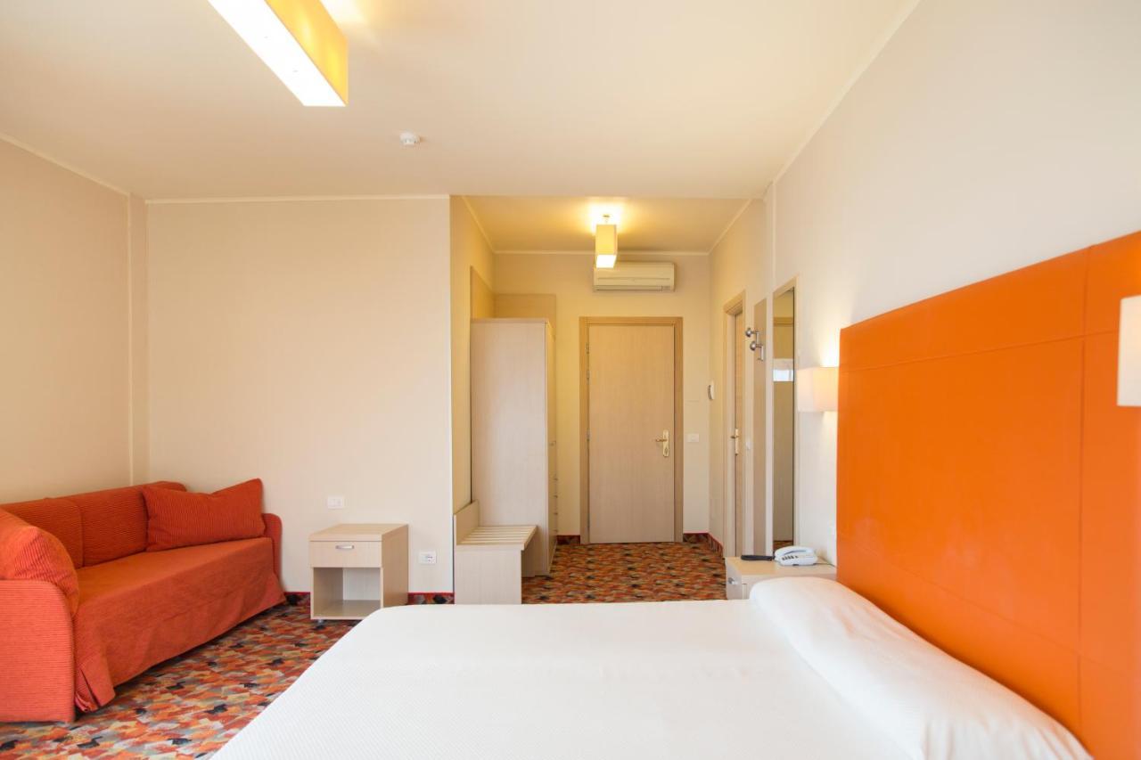 Hotel Royal Village Limone sul Garda Camera foto