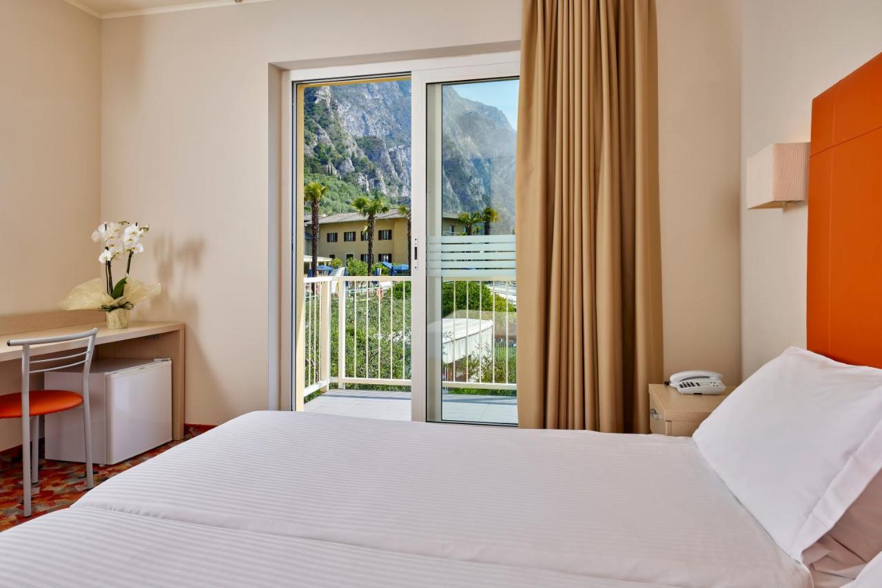 Hotel Royal Village Limone sul Garda Camera foto