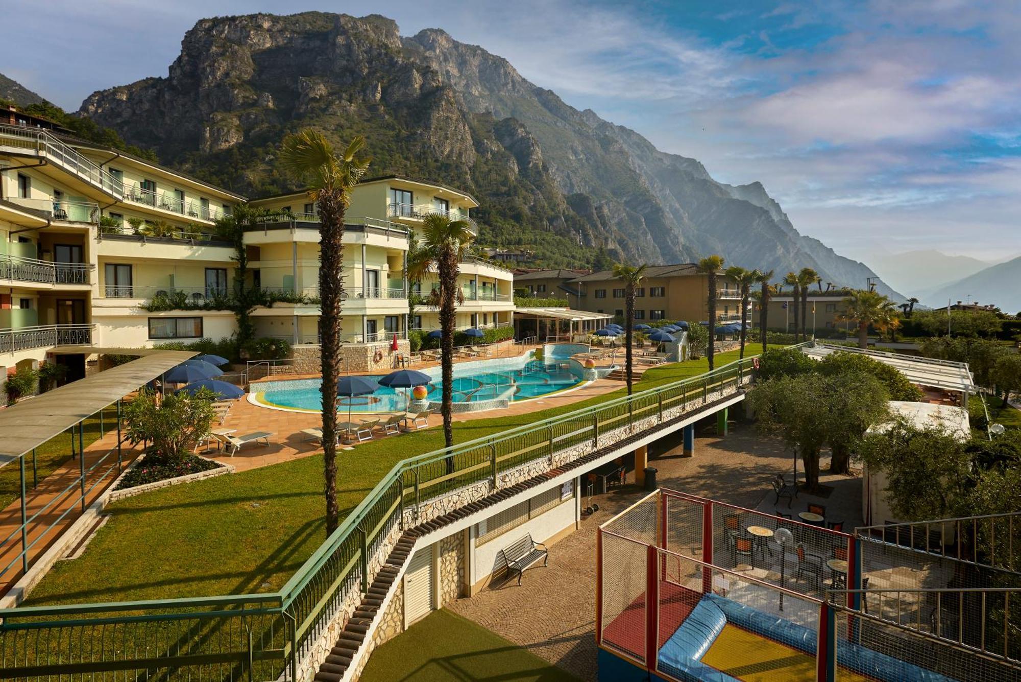 Hotel Royal Village Limone sul Garda Esterno foto