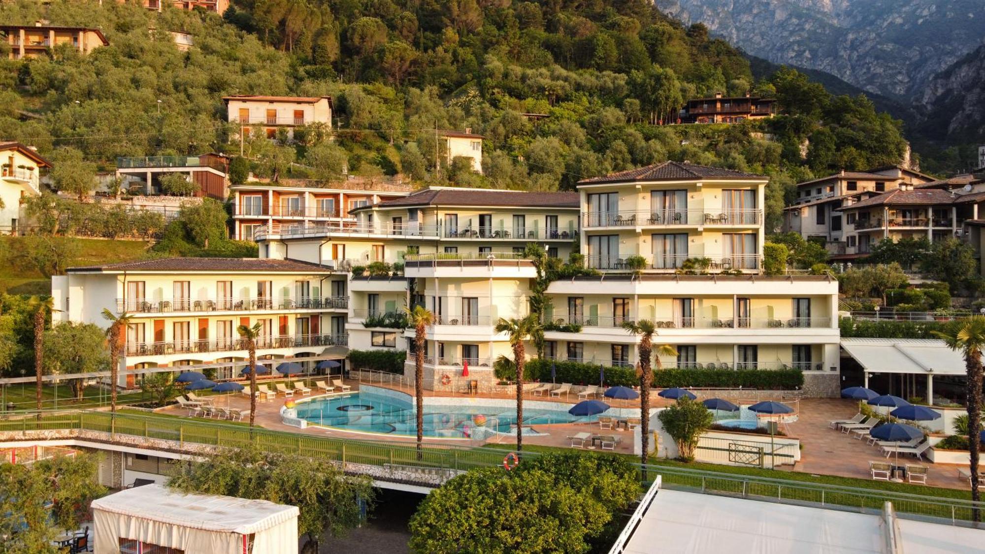 Hotel Royal Village Limone sul Garda Esterno foto