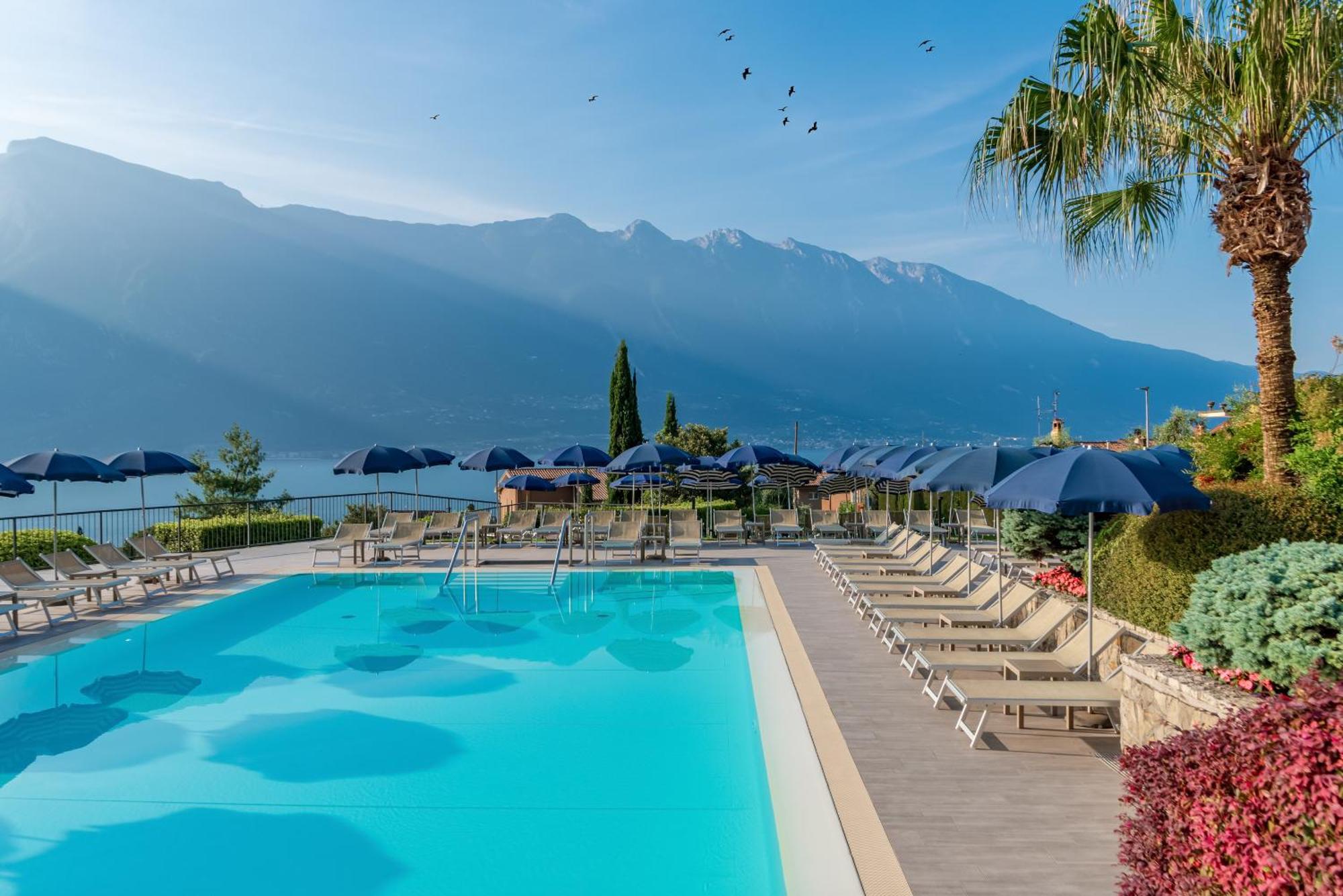 Hotel Royal Village Limone sul Garda Esterno foto