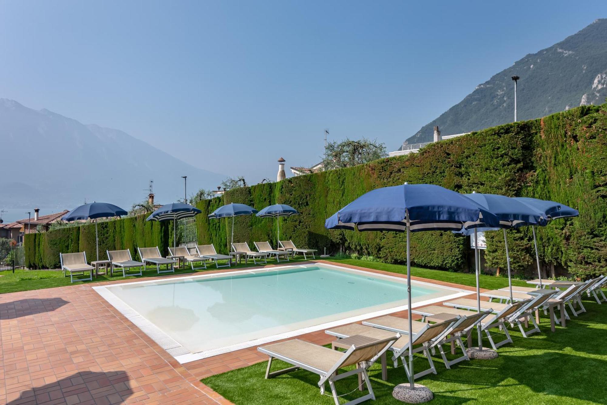 Hotel Royal Village Limone sul Garda Esterno foto