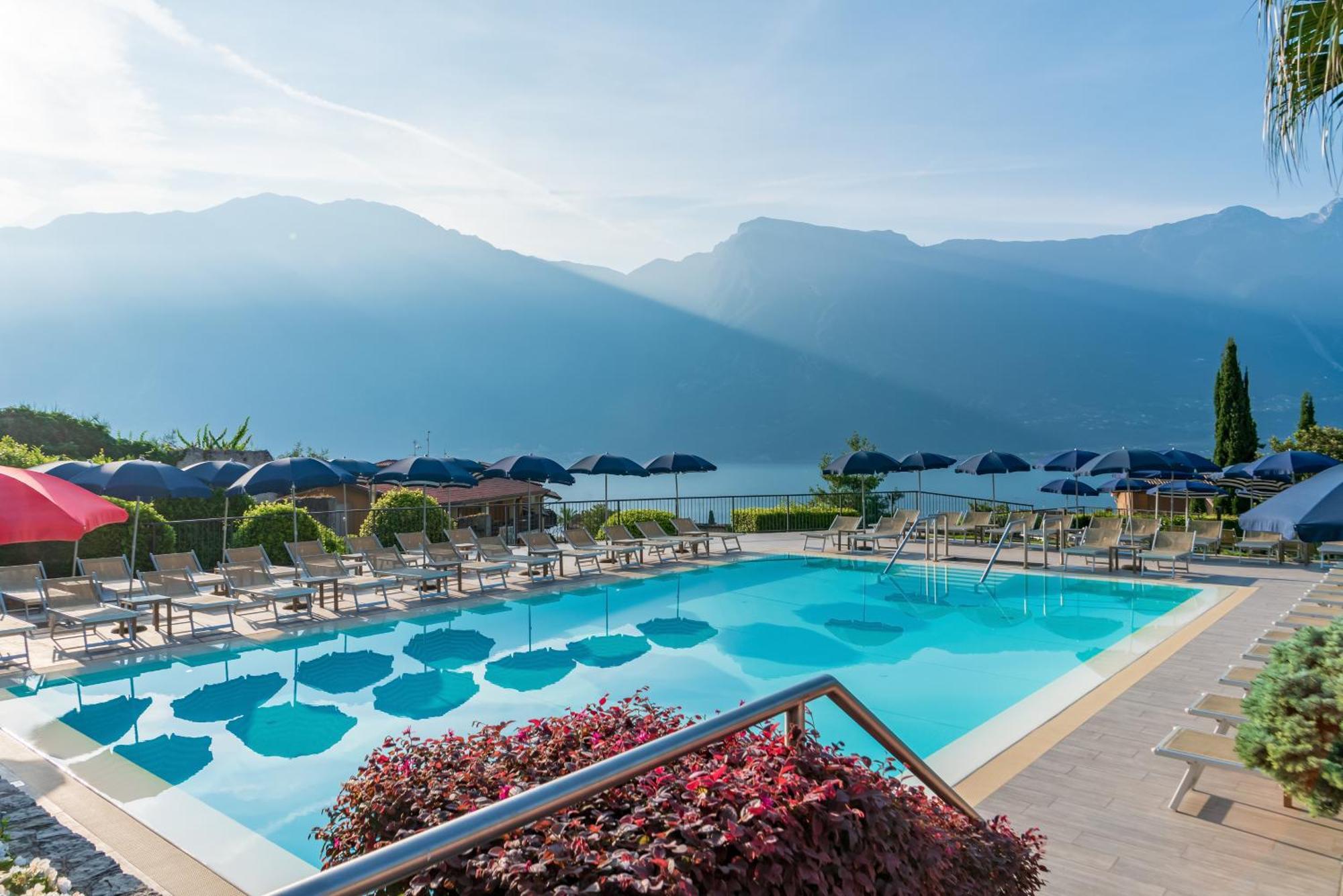 Hotel Royal Village Limone sul Garda Esterno foto