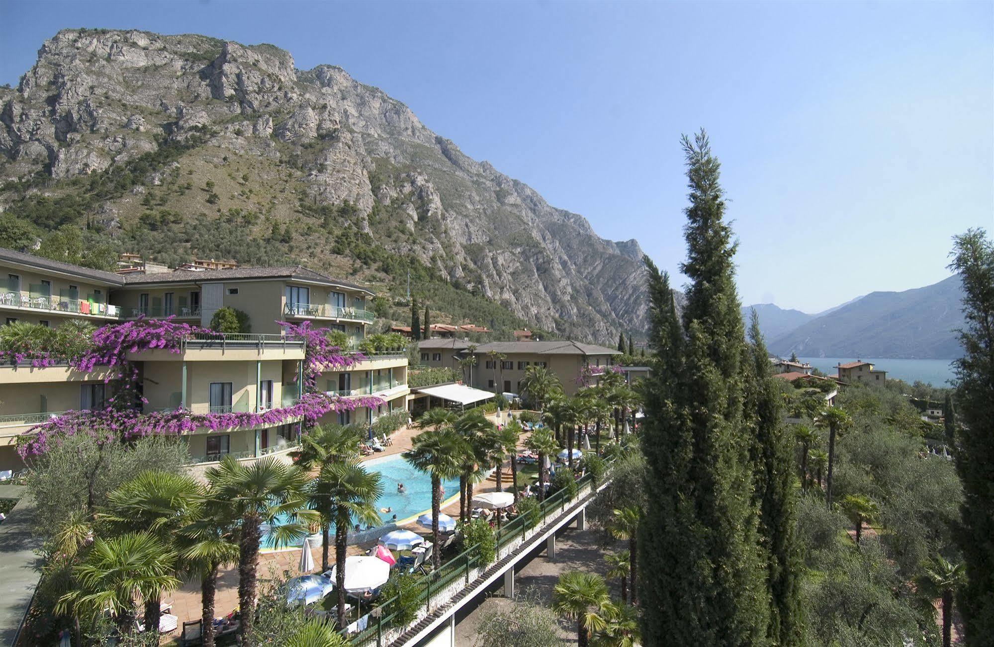 Hotel Royal Village Limone sul Garda Esterno foto